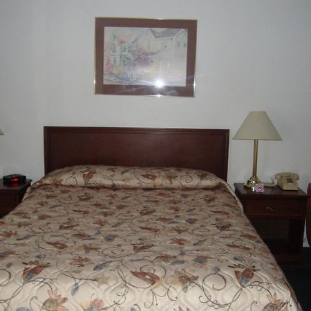 Royal Napanee Inn Greater Napanee Екстериор снимка