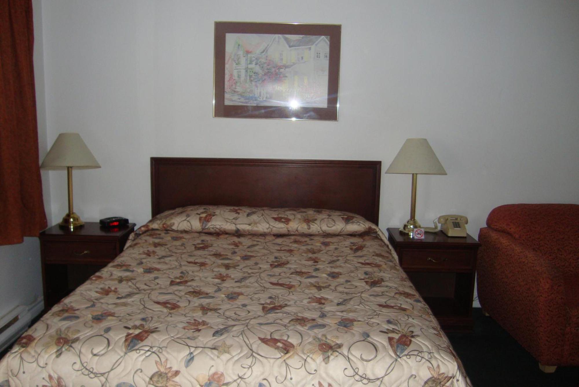 Royal Napanee Inn Greater Napanee Екстериор снимка