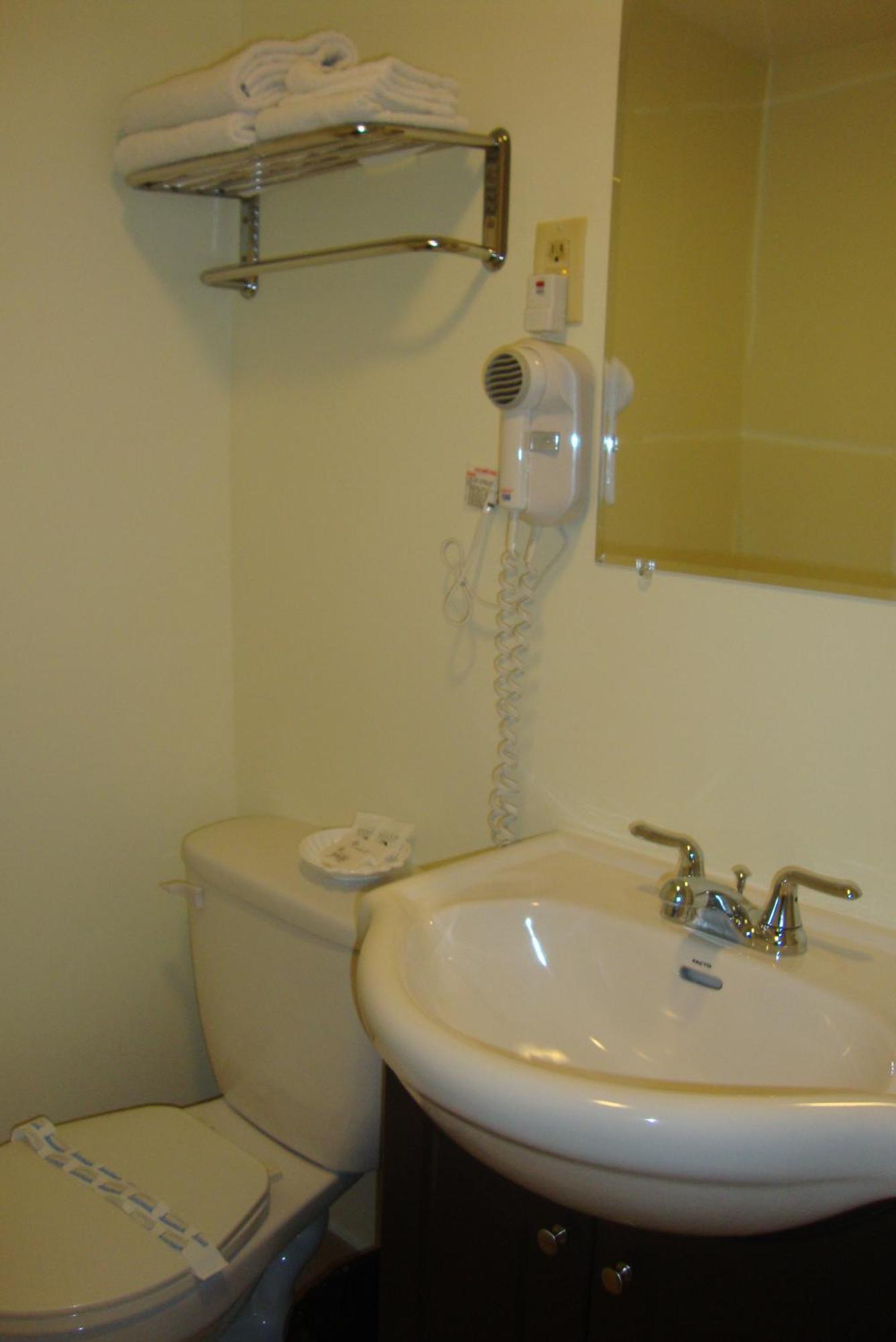 Royal Napanee Inn Greater Napanee Екстериор снимка