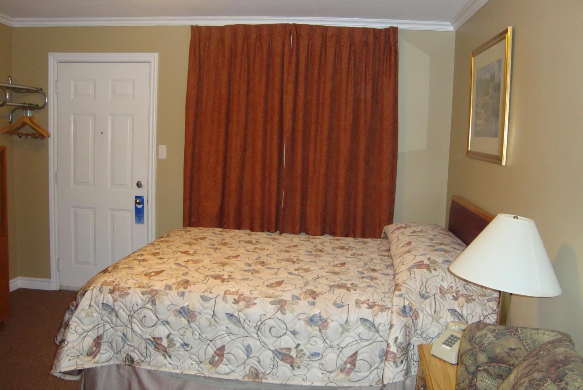Royal Napanee Inn Greater Napanee Екстериор снимка