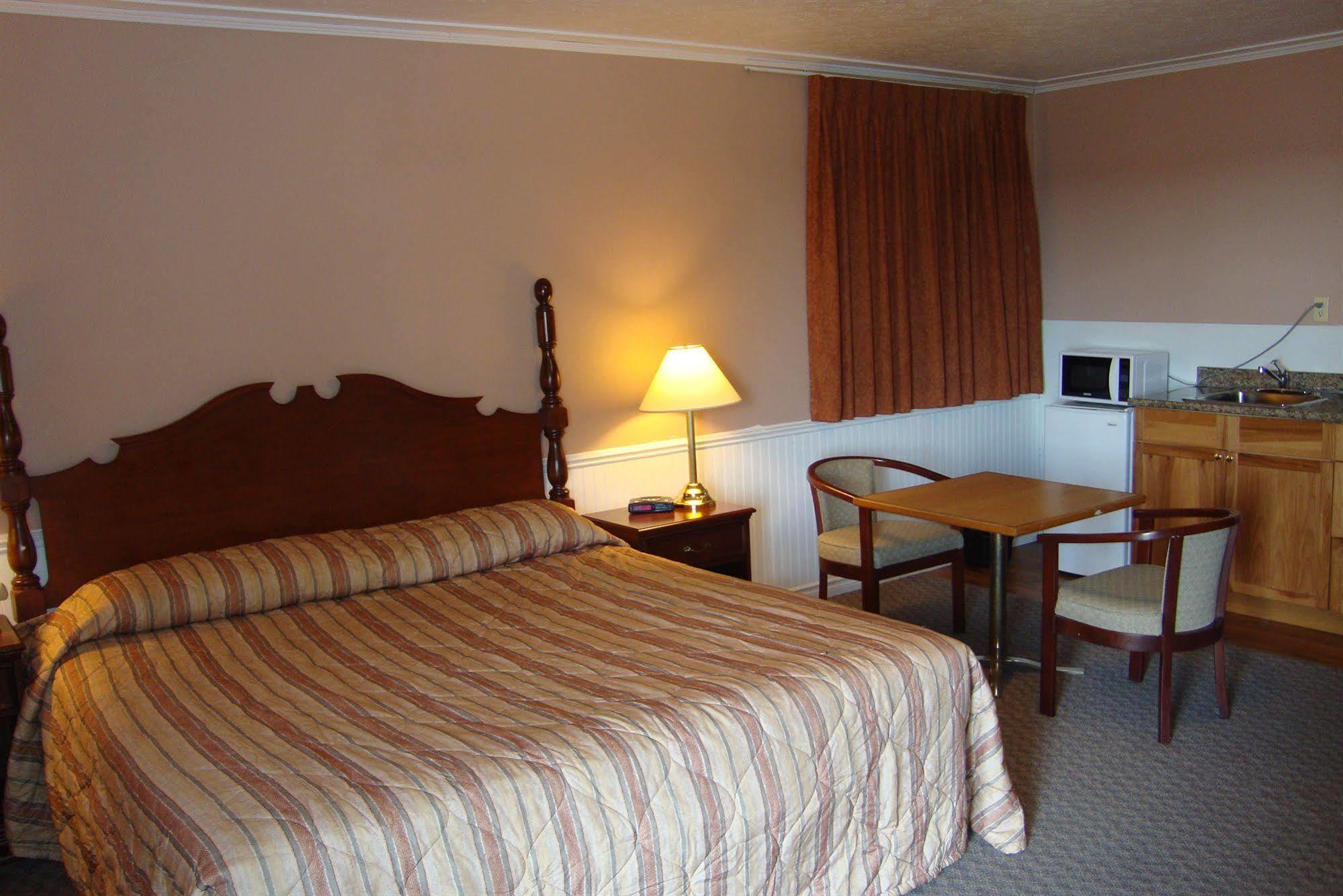 Royal Napanee Inn Greater Napanee Екстериор снимка