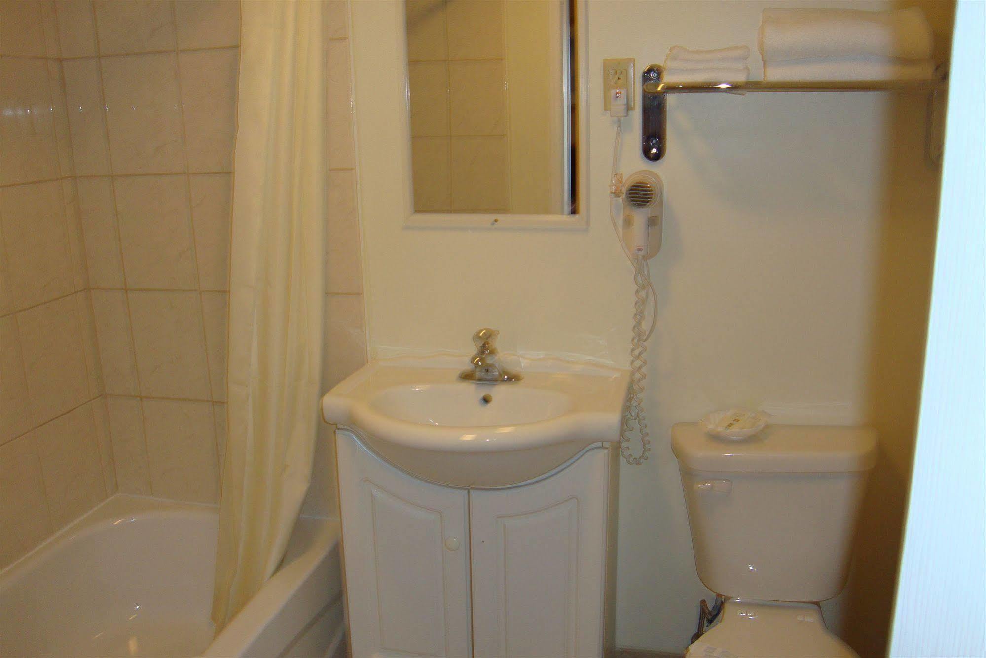 Royal Napanee Inn Greater Napanee Екстериор снимка