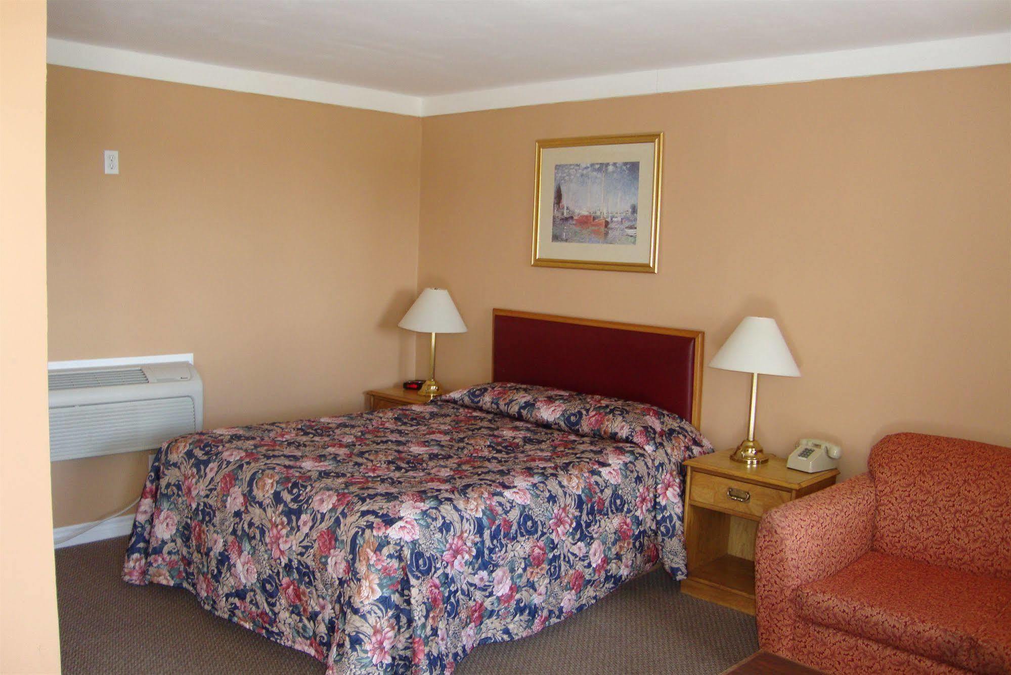 Royal Napanee Inn Greater Napanee Екстериор снимка