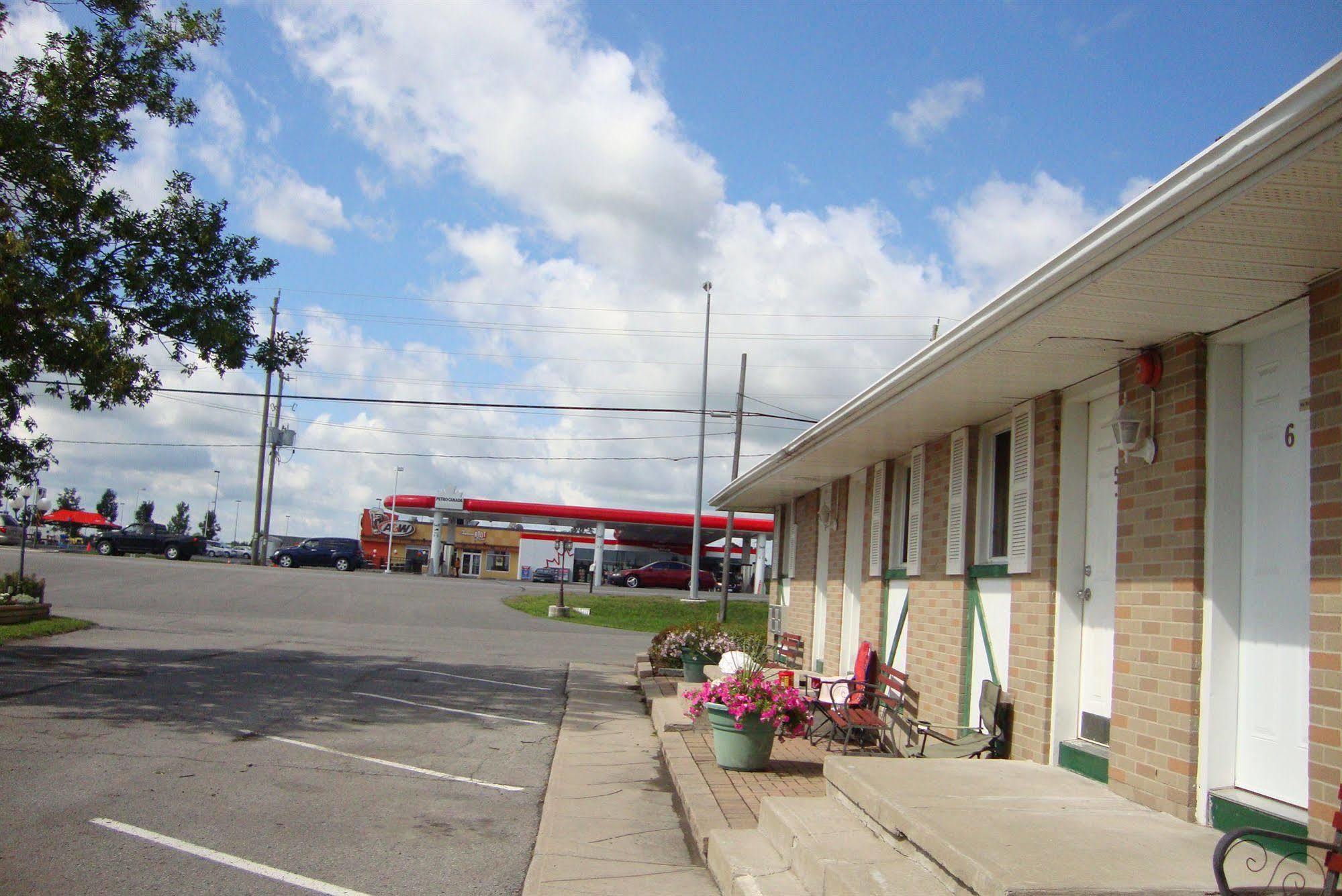 Royal Napanee Inn Greater Napanee Екстериор снимка